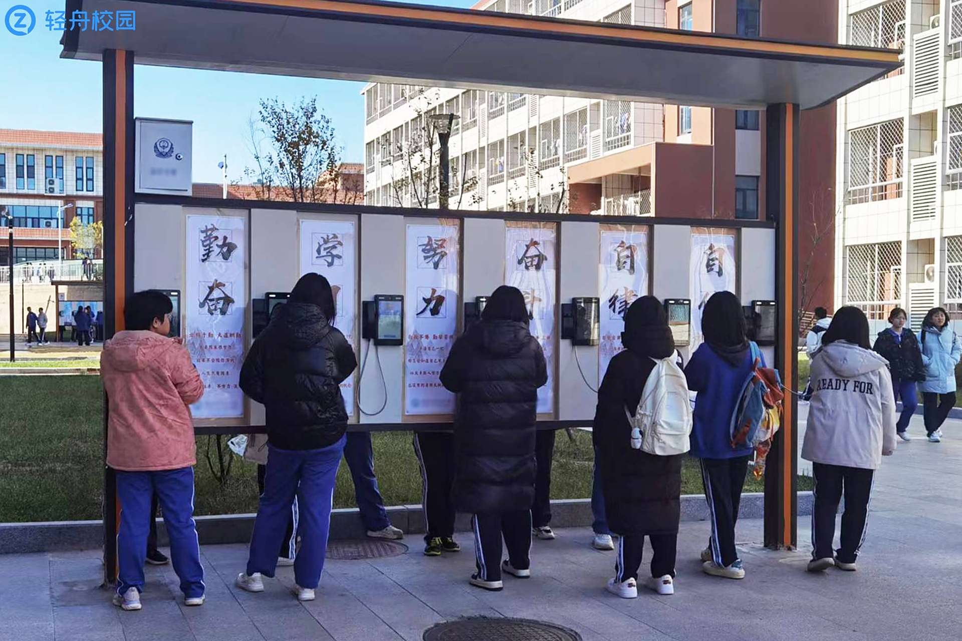 智慧校園推出親情可視電話,方便學(xué)生與家長(zhǎng)實(shí)時(shí)交流.親情可視電話支持